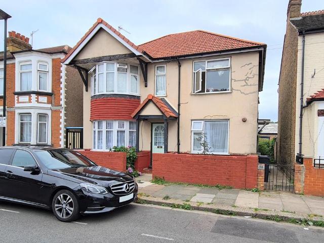 Standard Road, Hounslow, TW3 2 bed maisonette to rent £1,895 pcm £437 pw