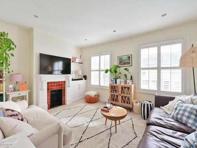 Standen Road, Southfields, London, SW18 2 bed flat to rent £2,400 pcm £554 pw