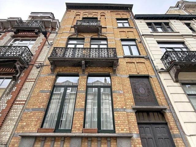 Standing unfurnished 1B duplex close to Schuman EU district