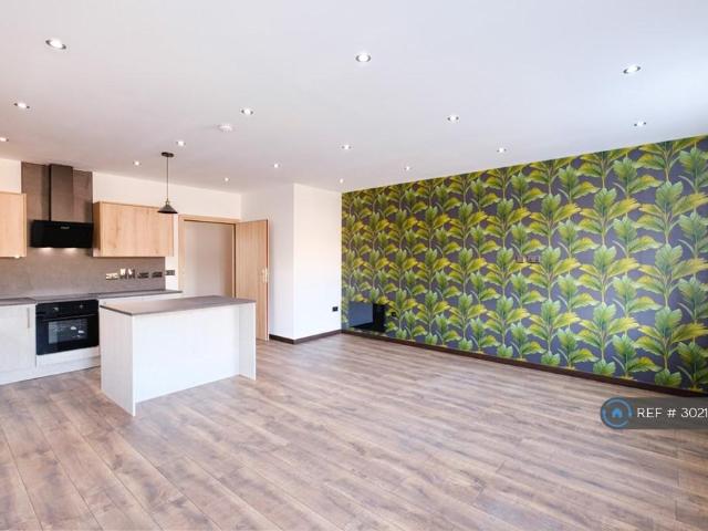 Standish Court, Chorley, PR7 2 bed flat to rent £995 pcm £230 pw