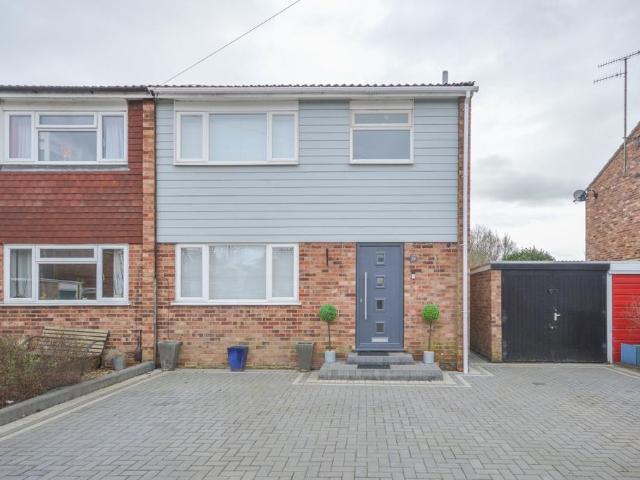 Stane Close, Bishops Stortford, CM23 3 bed semi detached house to rent £2,100 pcm £485 pw