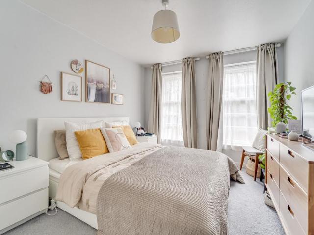 Stanhope Road, Highgate, London 2 bed apartment to rent £2,300 pcm £531 pw