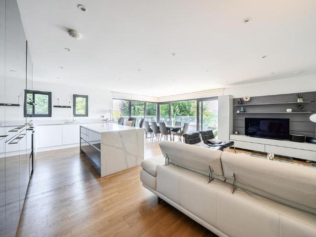 Stanhope Road London N6 2 bed penthouse to rent £6,600 pcm £1,523 pw