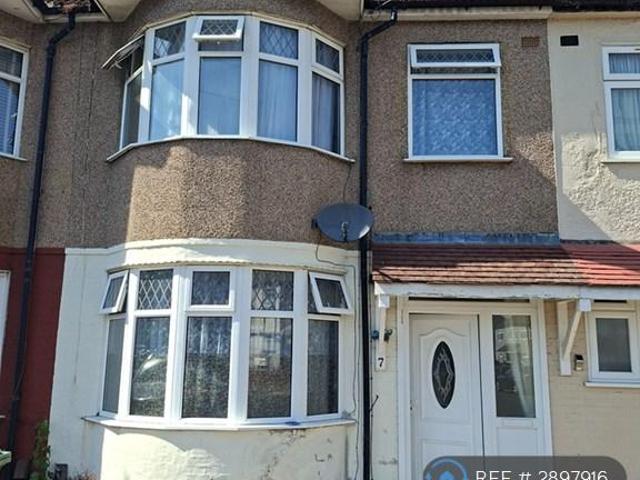 Stanley Avenue, Dagenham, RM8 3 bed terraced house to rent £2,300 pcm £531 pw