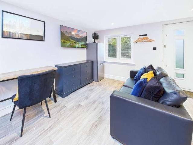 Stanley Avenue, Greenford, UB6