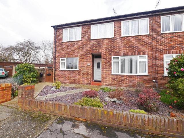 Stanley Close, Uxbridge, UB8 2 bed maisonette to rent £1,700 pcm £392 pw