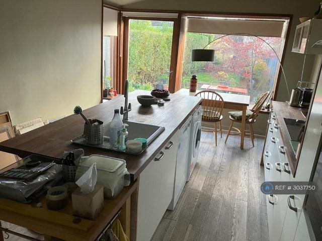 Stanley Cottages, Woking, GU21 1 bed in a house share to rent £875 pcm £202 pw
