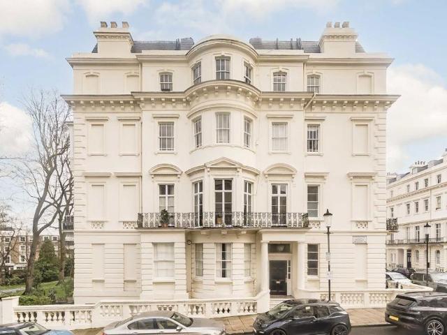 Stanley Gardens, London W11 2 bed flat to rent £6,500 pcm £1,500 pw