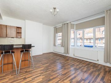 Stanley Park Road, Surrey SM5 2 bed maisonette to rent £1,700 pcm £392 pw
