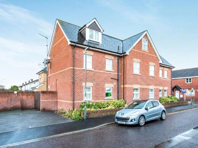 Stanley Road, Bournemouth, BH1 2 bed flat to rent £1,100 pcm £254 pw
