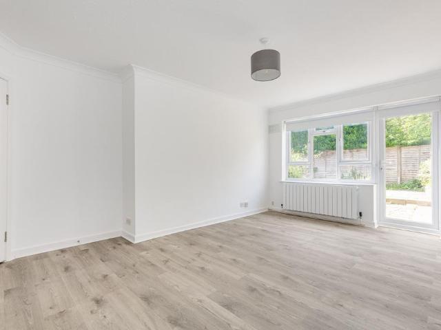 Stanley Road, East Sheen, London, SW14 2 bed terraced house to rent £2,500 pcm £577 pw