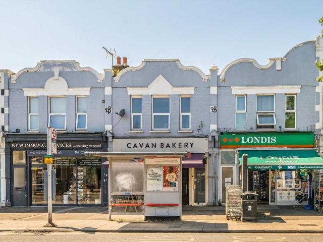 Stanley Road, Teddington TW11 2 bed flat to rent £1,795 pcm £414 pw