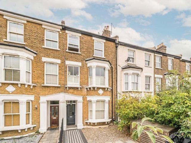 Stanley Road, Teddington TW11 2 bed flat to rent £2,095 pcm £483 pw