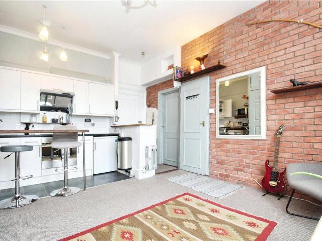 Stanley Street, Hampshire PO5 Studio to rent £900 pcm £208 pw