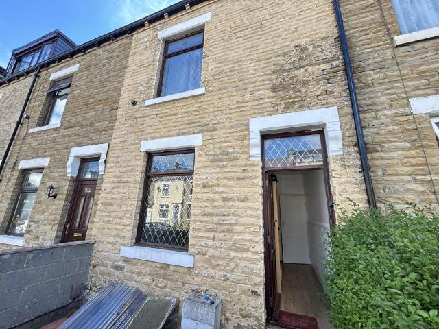 Stanmoore Place, Bradford, West. 4 bed house to rent £900 pcm £208 pw