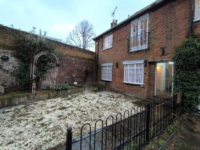 Stanmore Hill, London, HA7 4JX, United Kingdom | 3 bed house for rent #140398969 | Rentberry