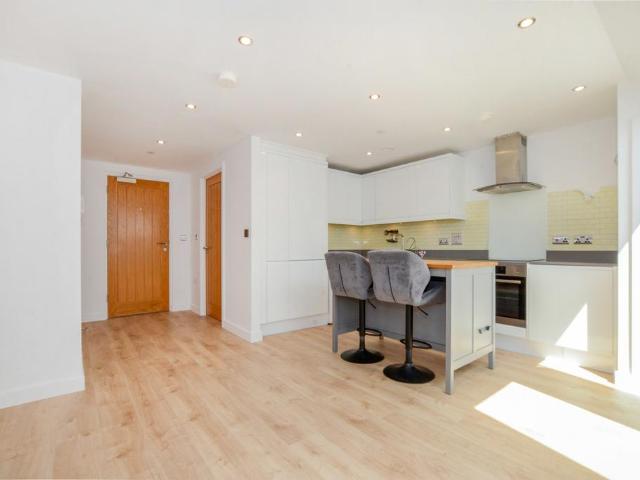 Stanmore Hill, Stanmore, HA7 1 bed flat to rent £1,525 pcm £352 pw