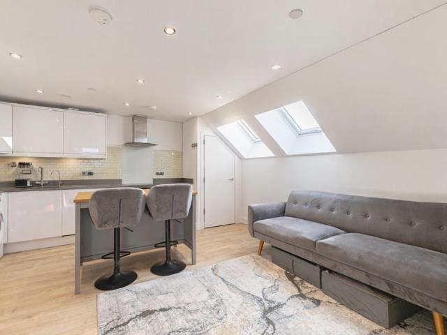 Stanmore Hill Stanmore HA7 1 bed flat to rent £1,525 pcm £352 pw