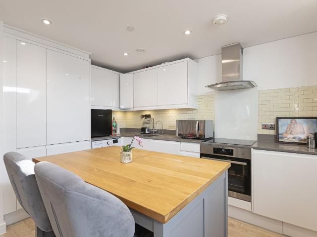 Stanmore Hill, Stanmore HA7, 1 bed flat to rent, £1,525 pcm | PrimeLocation