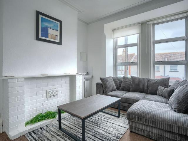 Stanmer Park Road, Brighton BN1 6 bed house to rent £3,068 pcm £708 pw