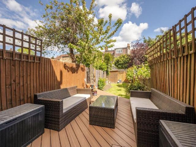 Stanton Road, Raynes Park, London, SW20 3 bed maisonette to rent £4,500 pcm £1,038 pw