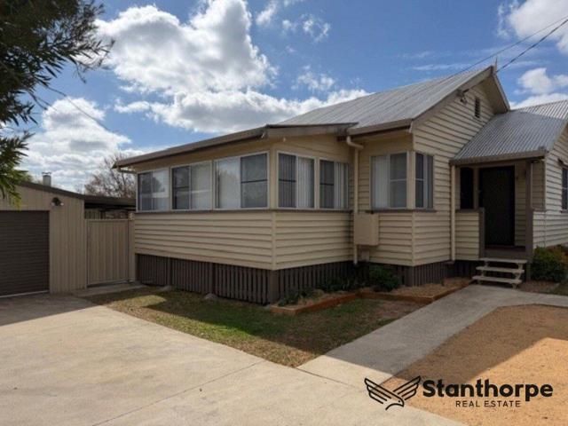 STANTHORPE STUNNING GABLED QUEENSLANDER 3 BED 2 BATH NEW KITCHEN