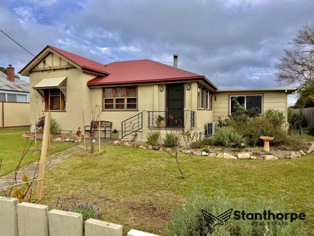 STANTHORPE STUNNING RESIDENCE 8 CAR ACCOMMODATION RUMPUS + MORE