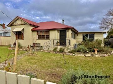 STANTHORPE STUNNING RESIDENCE 8 CAR ACCOMMODATION RUMPUS + MORE