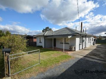 STANTHORPE SPACIOUS 4 BEDROOM HOME WALKING DISTANCE TO TOWN CENTRE AND QUART POT CREEK + PARKLANDS