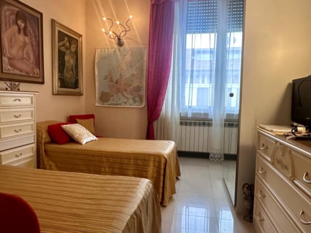 Stanza singola in appartamento con 2 camere da letto