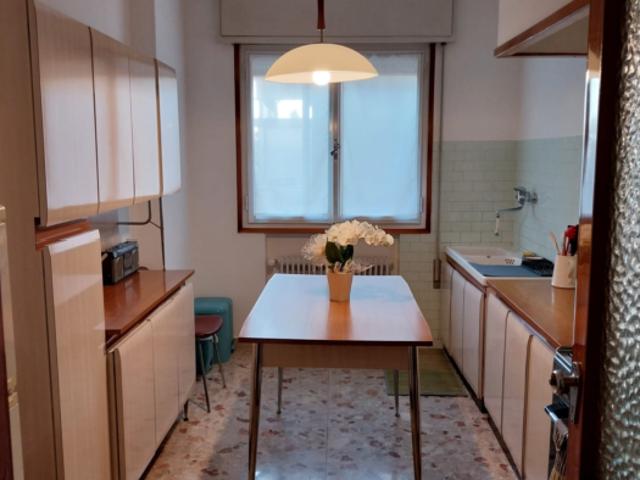 Stanza singola in appartamento con 2 camere da letto