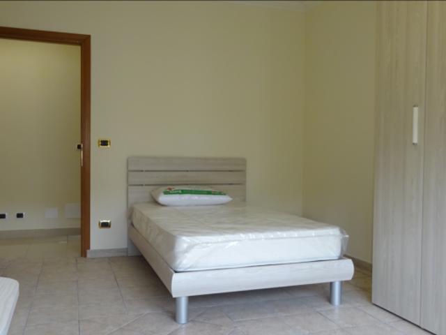 Stanza singola in appartamento con 3 camere da letto