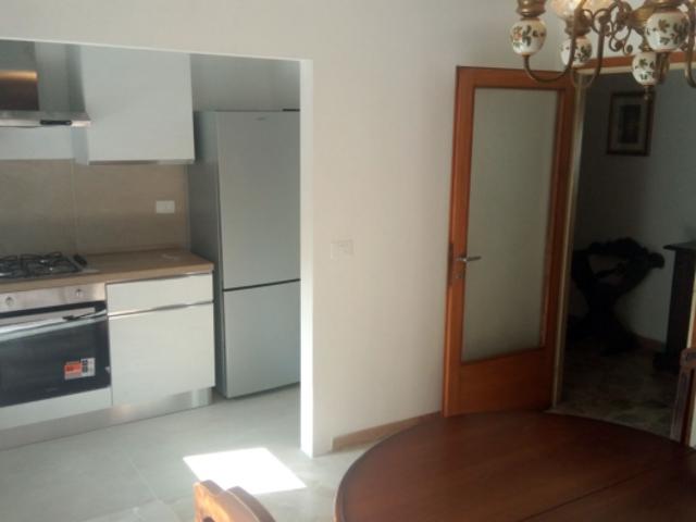 Stanza singola in appartamento con 3 camere da letto