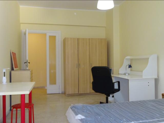 Stanza singola in appartamento con 3 camere da letto