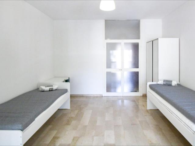 Stanza singola in appartamento con 3 camere da letto