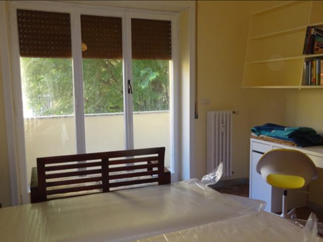 Stanza singola in appartamento con 3 camere da letto