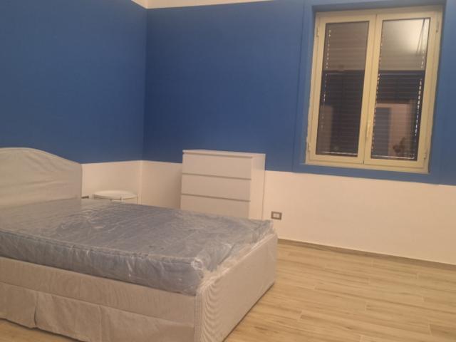Stanza singola in appartamento con 3 camere da letto