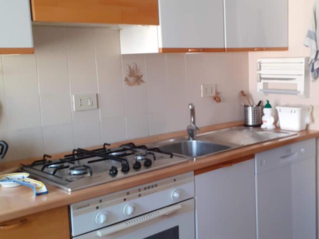 Stanza singola in appartamento con 3 camere da letto
