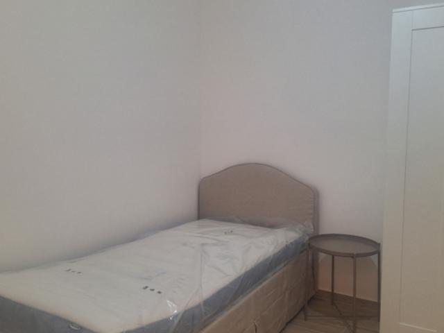 Stanza singola in appartamento con 3 camere da letto