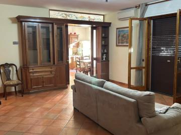 Stanza singola in appartamento con 3 camere da letto