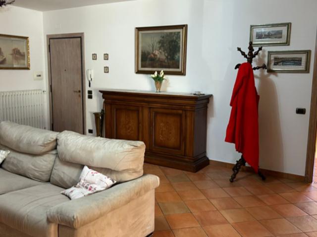 Stanza singola in appartamento con 3 camere da letto