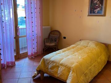Stanza singola in appartamento con 3 camere da letto