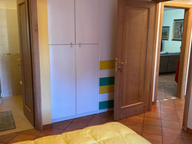 Stanza singola in appartamento con 3 camere da letto