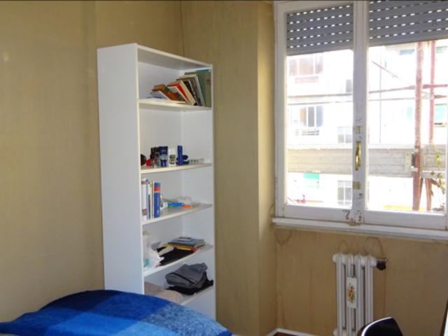Stanza singola in appartamento con 3 camere da letto