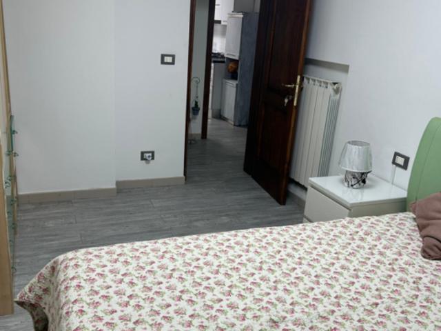 Stanza singola in appartamento con 3 camere da letto