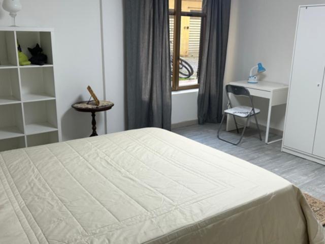 Stanza singola in appartamento con 3 camere da letto