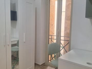 Stanza singola in appartamento con 3 camere da letto
