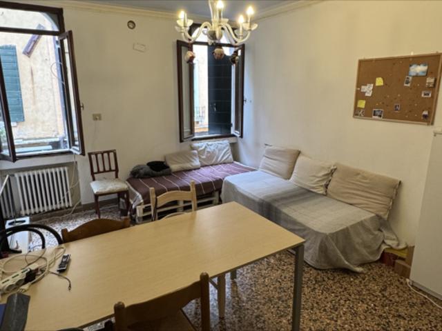Stanza singola in appartamento con 3 camere da letto