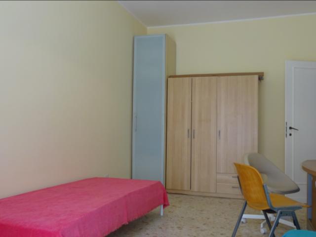 Stanza singola in appartamento con 3 camere da letto