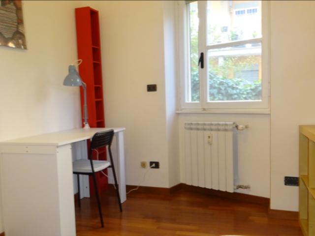 Stanza singola in appartamento con 3 camere da letto